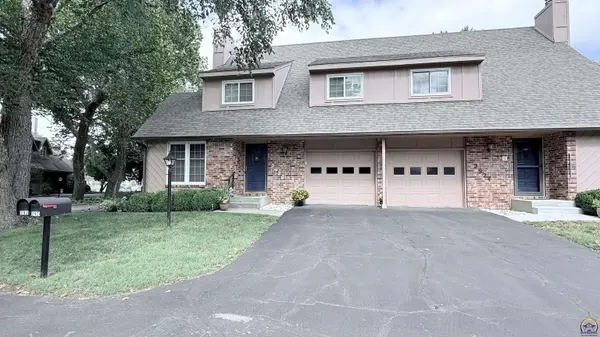 2926 SW Foxcroft 3 CT, Topeka, KS 66614