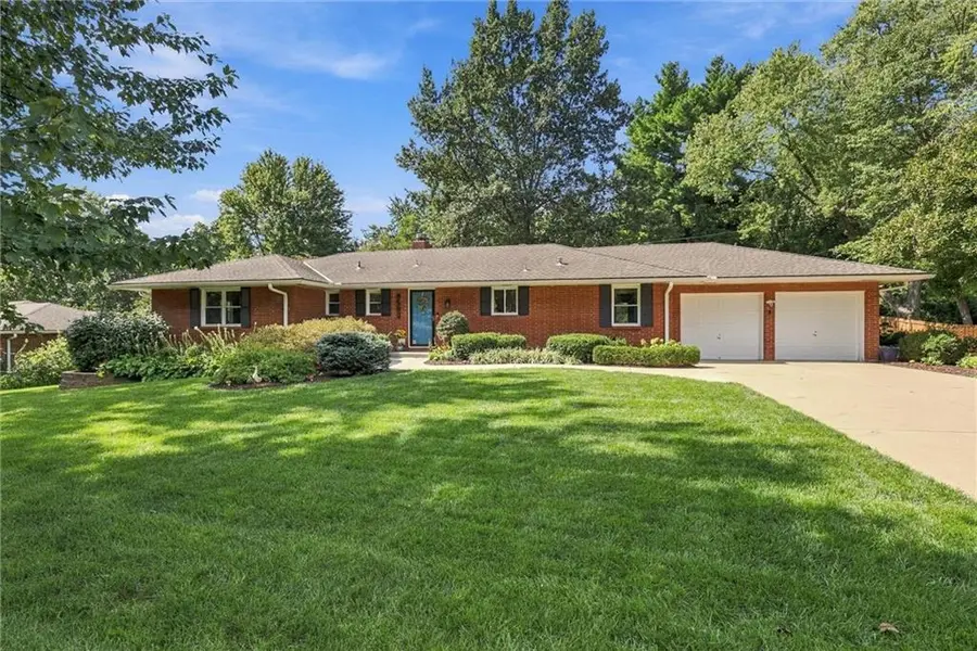 9500 Meadow LN, Leawood, KS 66206