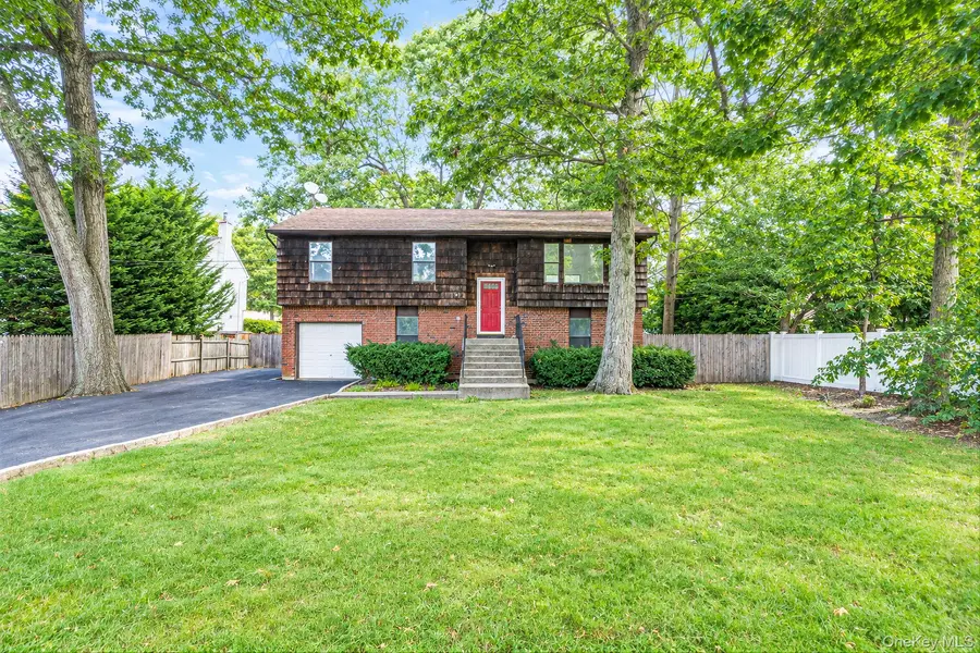 39 Pond PATH, Lake Grove, NY 11755