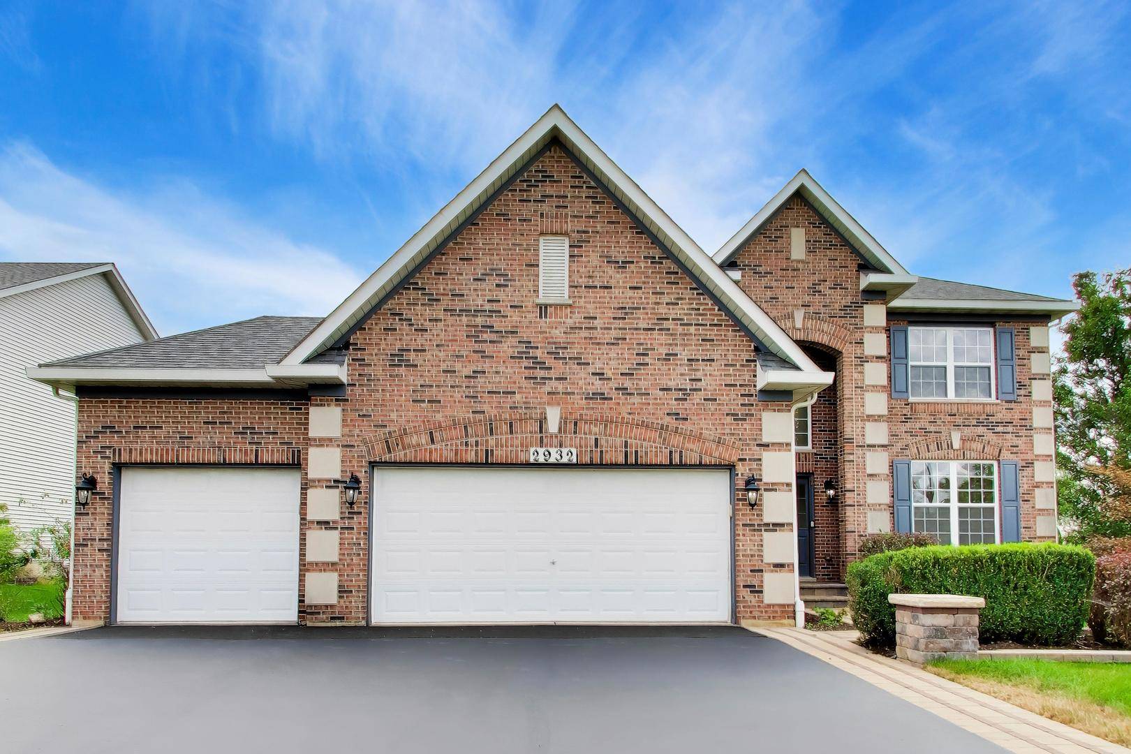 2932 Forest Creek LN, Naperville, IL 60565