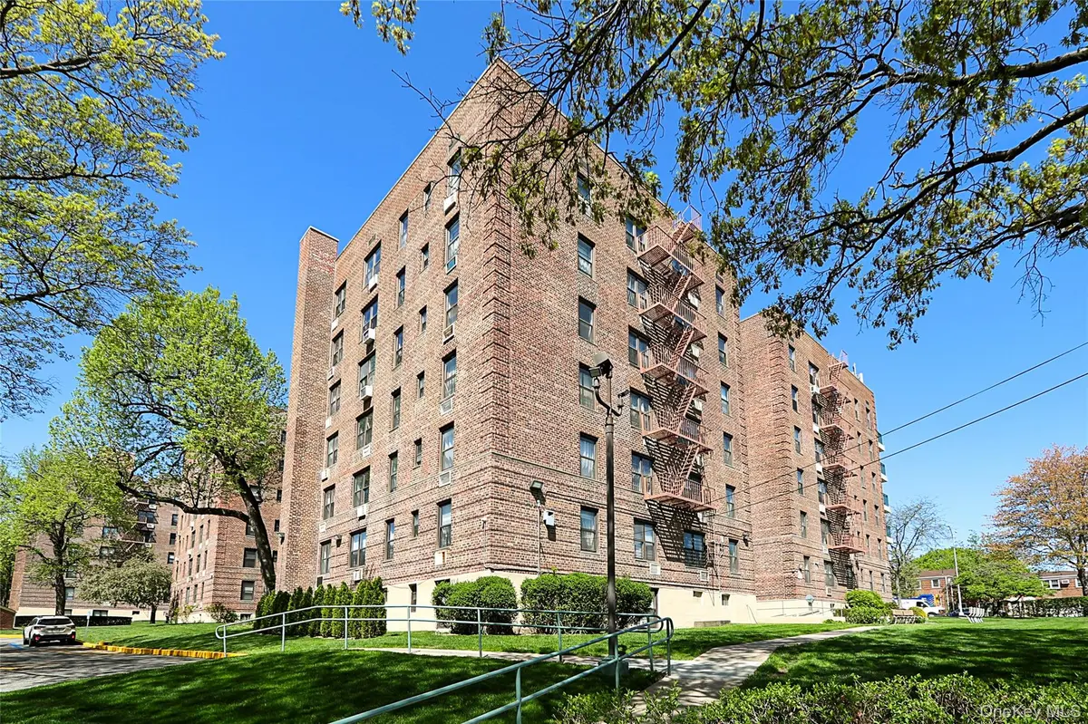 224-24 Union TPKE #4H, Oakland Gardens, NY 11364