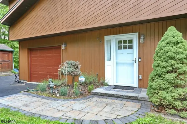 64 Larchmont Dr, West Milford Twp., NJ 07421