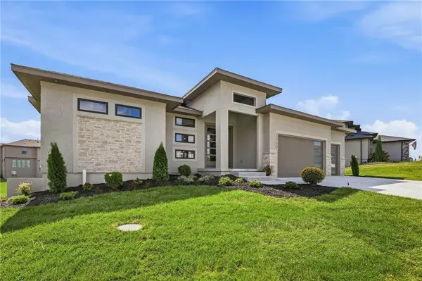 1117 Hummingbird CT, Greenwood, MO 64034