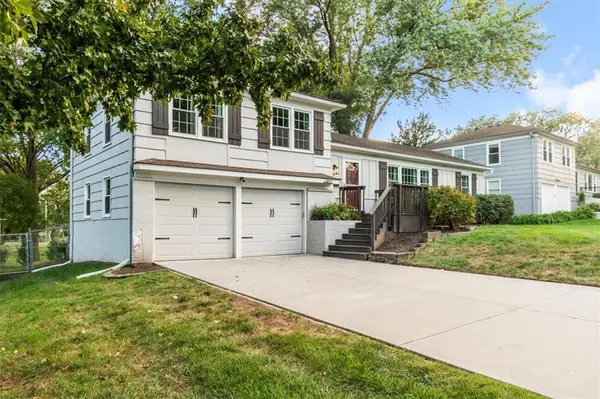 5817 W 101st PL, Overland Park, KS 66207