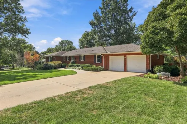 9500 Meadow LN, Leawood, KS 66206