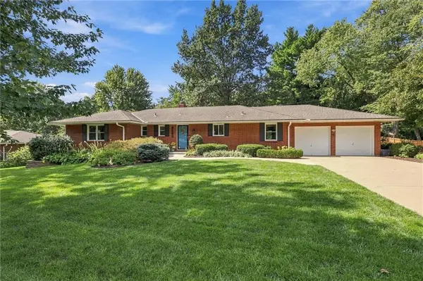 9500 Meadow LN, Leawood, KS 66206