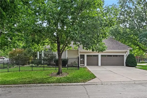5506 W 82nd PL, Prairie Village, KS 66208