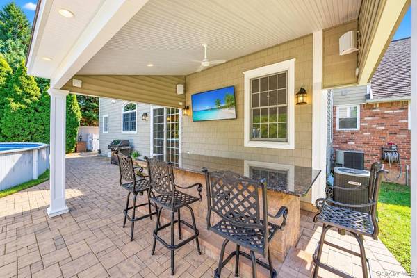 43 North DR, Westbury, NY 11590