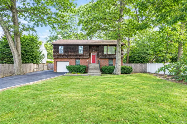 39 Pond PATH, Lake Grove, NY 11755