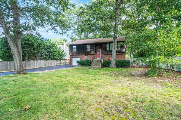 39 Pond PATH, Lake Grove, NY 11755