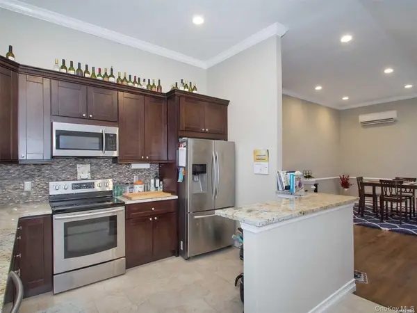 11 Pratt ST, West Babylon, NY 11704