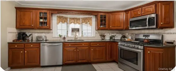 18 yale PL, Lynbrook, NY 11563