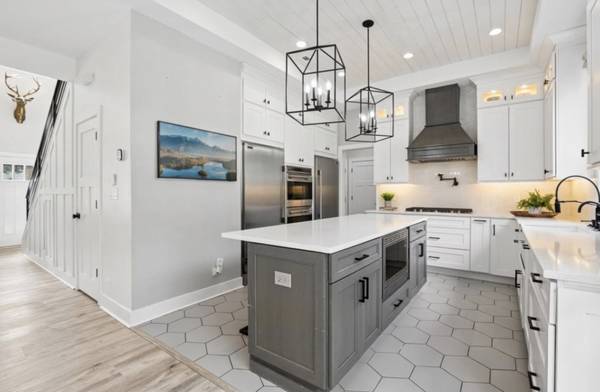 226 Juneway TER, Lake Bluff, IL 60044