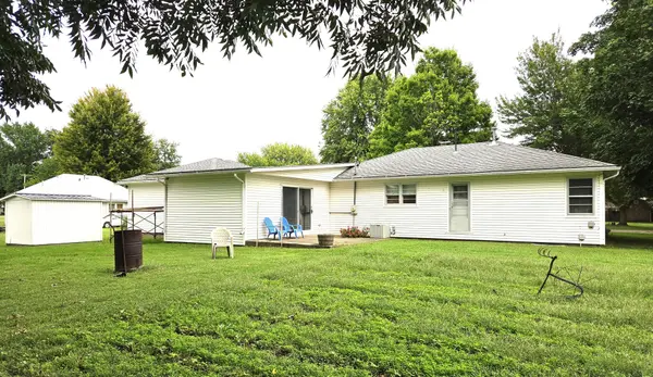 355 Lee Evans DR, Hull, IL 62343