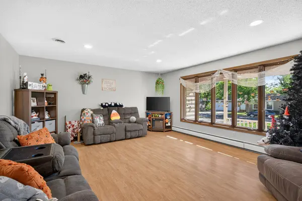401 Shady LN, Norwood Young America, MN 55397