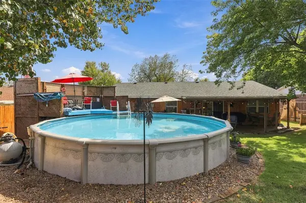 11613 Lochwood DR, Yukon, OK 73099