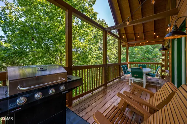 737 Chickasaw Gap Way, Pigeon Forge, TN 37863