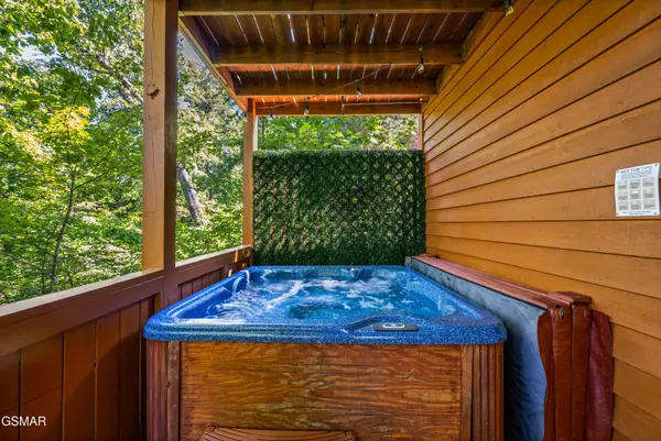 737 Chickasaw Gap Way, Pigeon Forge, TN 37863