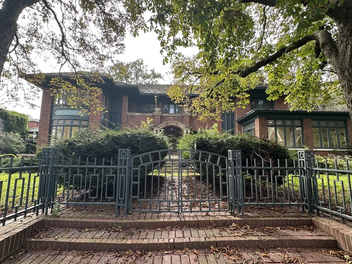 817 W Hutchinson ST, Chicago, IL 60613