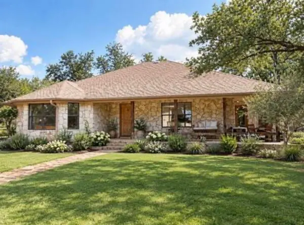 301 Lander LN, Dripping Springs, TX 78620