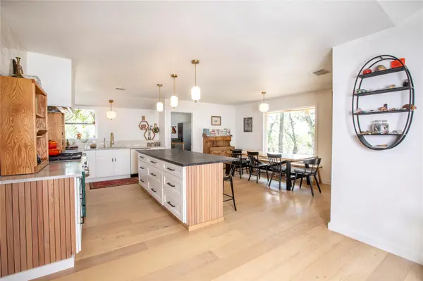 301 Lander LN, Dripping Springs, TX 78620