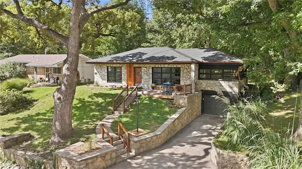 980 NW South Shore DR, Lake Waukomis, MO 64151
