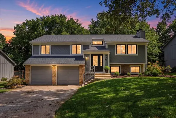 9201 Acuff LN, Lenexa, KS 66215