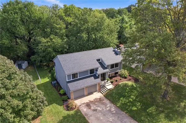 9201 Acuff LN, Lenexa, KS 66215