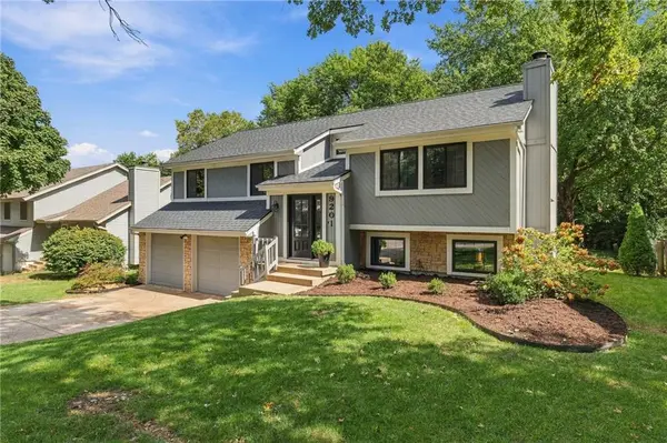 9201 Acuff LN, Lenexa, KS 66215