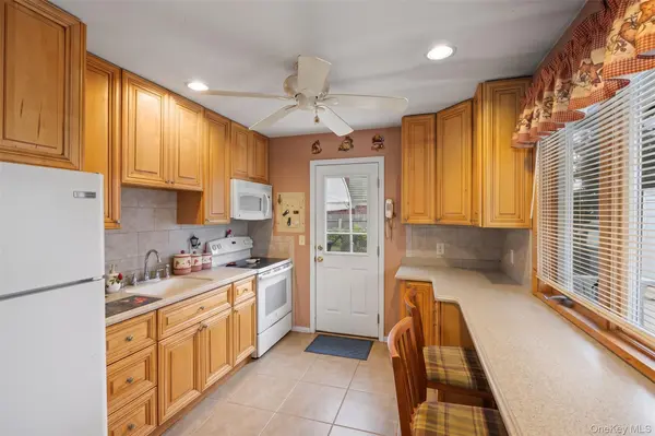 28 Book LN, Levittown, NY 11756