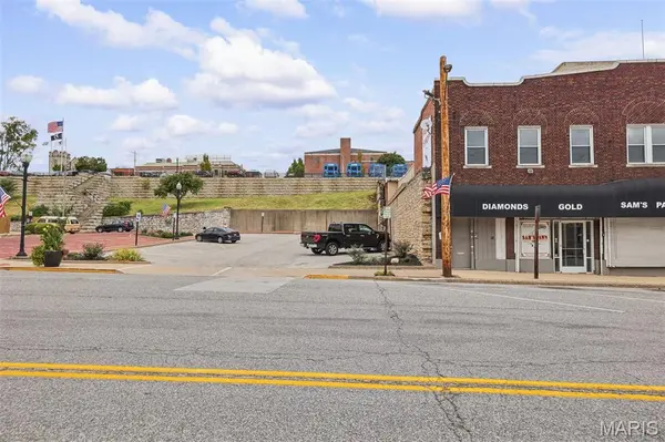 208 E Broadway, Alton, IL 62002