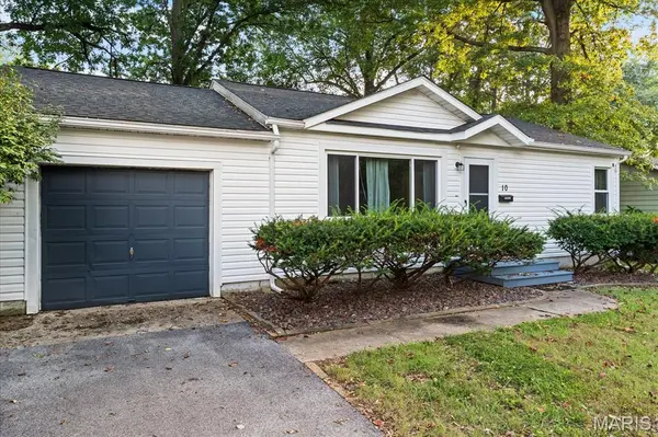 10 Manas DR, Belleville, IL 62226