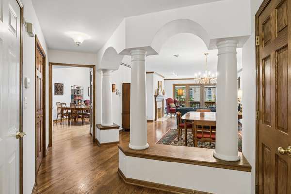 11134 Indian Woods DR, Indian Head Park, IL 60525