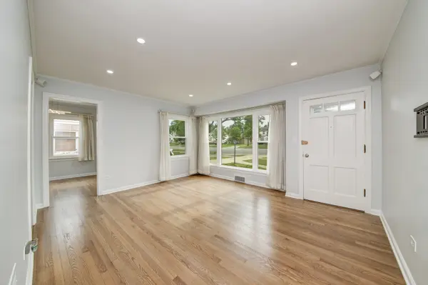 384 S Wolf RD S, Des Plaines, IL 60016