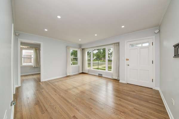 384 S Wolf RD S, Des Plaines, IL 60016