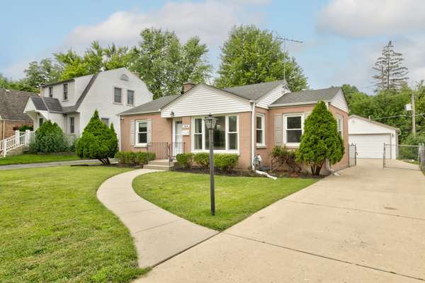 384 S Wolf RD S, Des Plaines, IL 60016