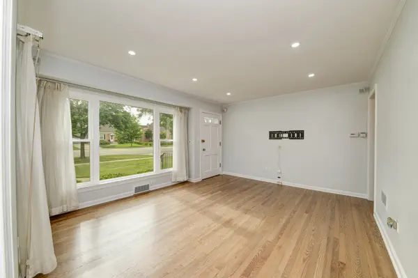 384 S Wolf RD S, Des Plaines, IL 60016
