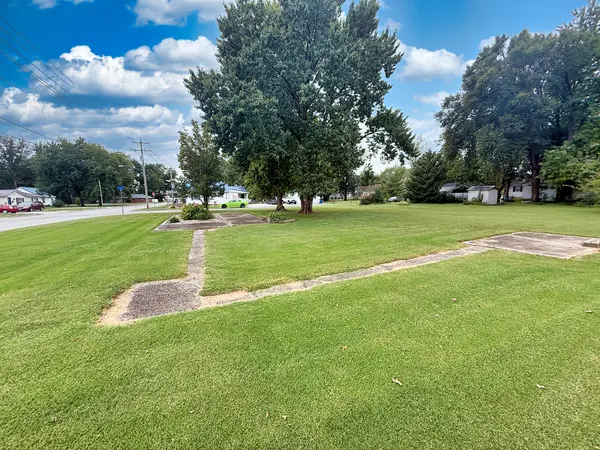 415 N Worthey ST, Flora, IL 62839
