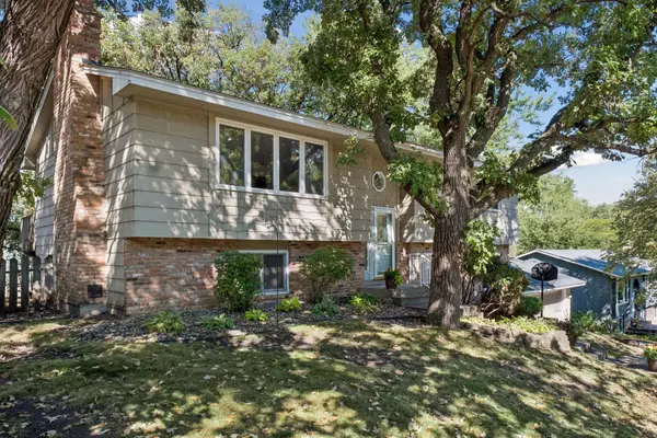16015 Oak Shore DR, Lakeville, MN 55044