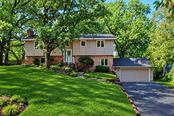 16015 Oak Shore DR, Lakeville, MN 55044