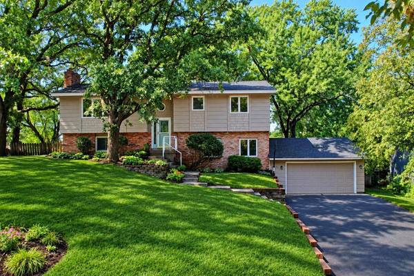 16015 Oak Shore DR, Lakeville, MN 55044