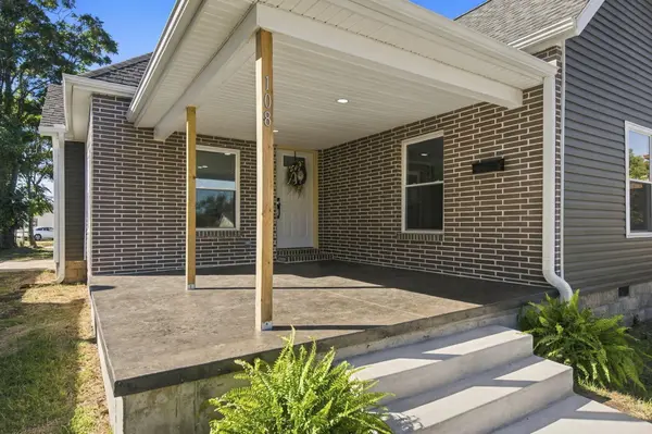 108 W Pleasant ST, Aurora, MO 65605