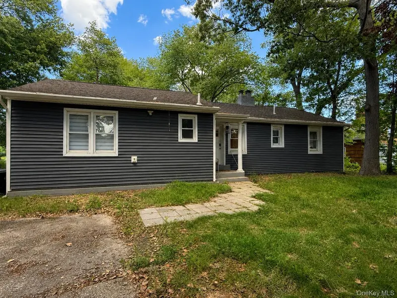 7 Lake DR, Middle Island, NY 11953