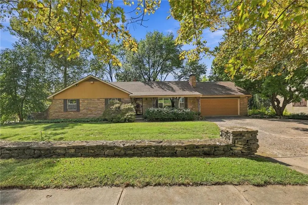 617 Brush Creek BLVD, Kansas City, MO 64110