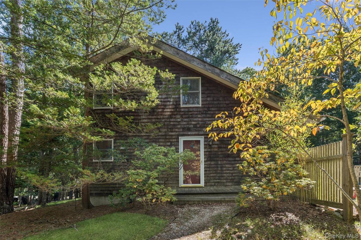 9 Tillinghast PL, East Hampton, NY 11937