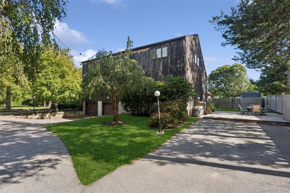 624 Noyack RD, Southampton, NY 11968