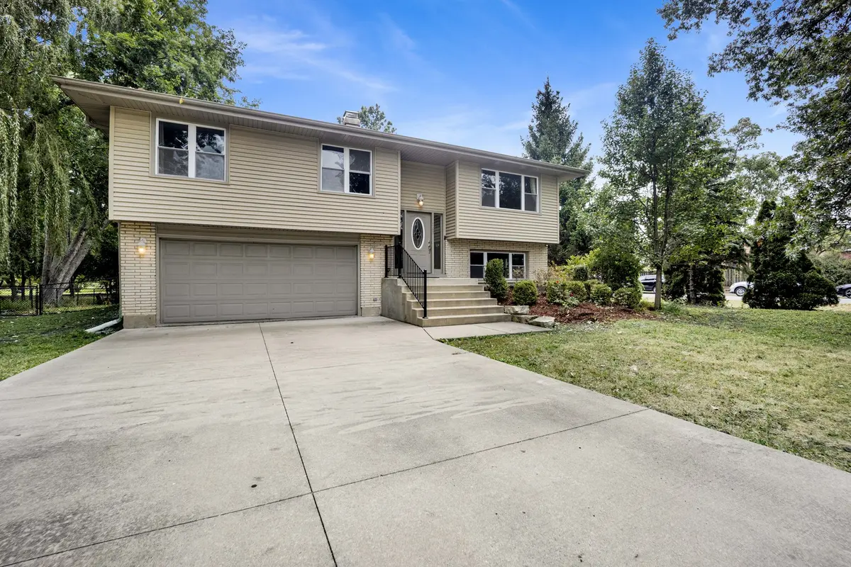 1S705 Eisenhower RD, Oakbrook Terrace, IL 60181