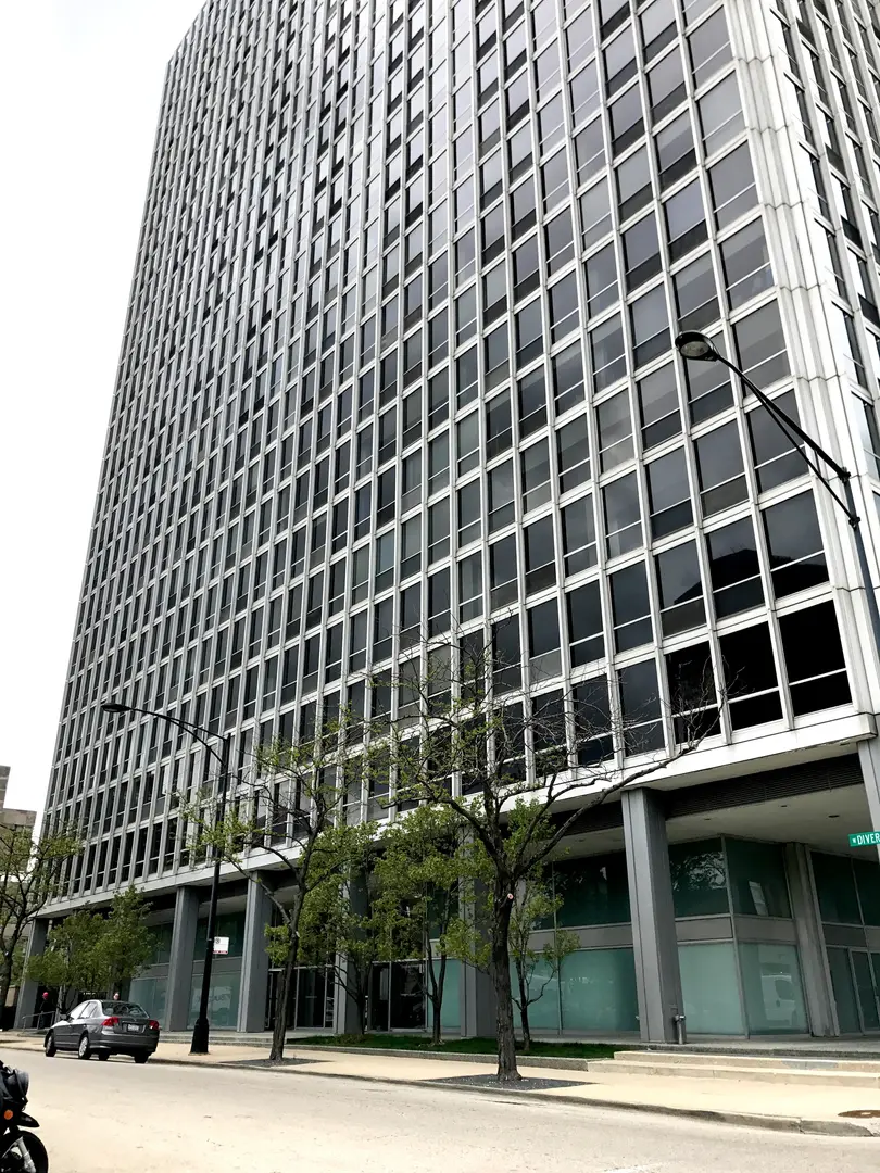 330 W Diversey Pkwy #807-809, Chicago, IL 60657