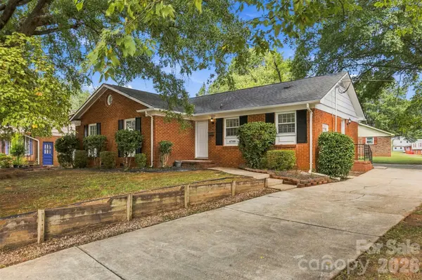 4700 Woodway PL, Charlotte, NC 28208