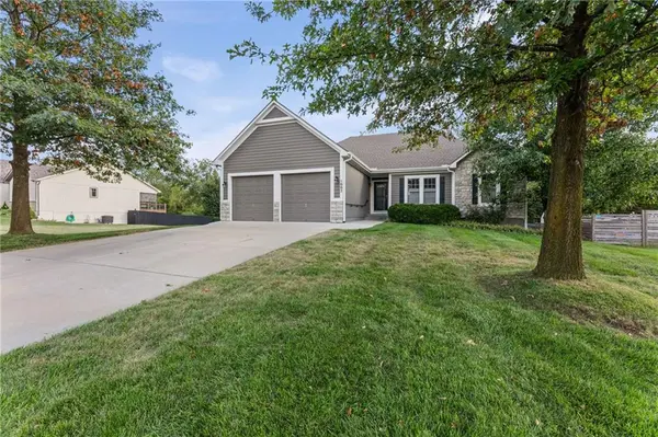 1005 Hidden Meadows DR, Paola, KS 66071